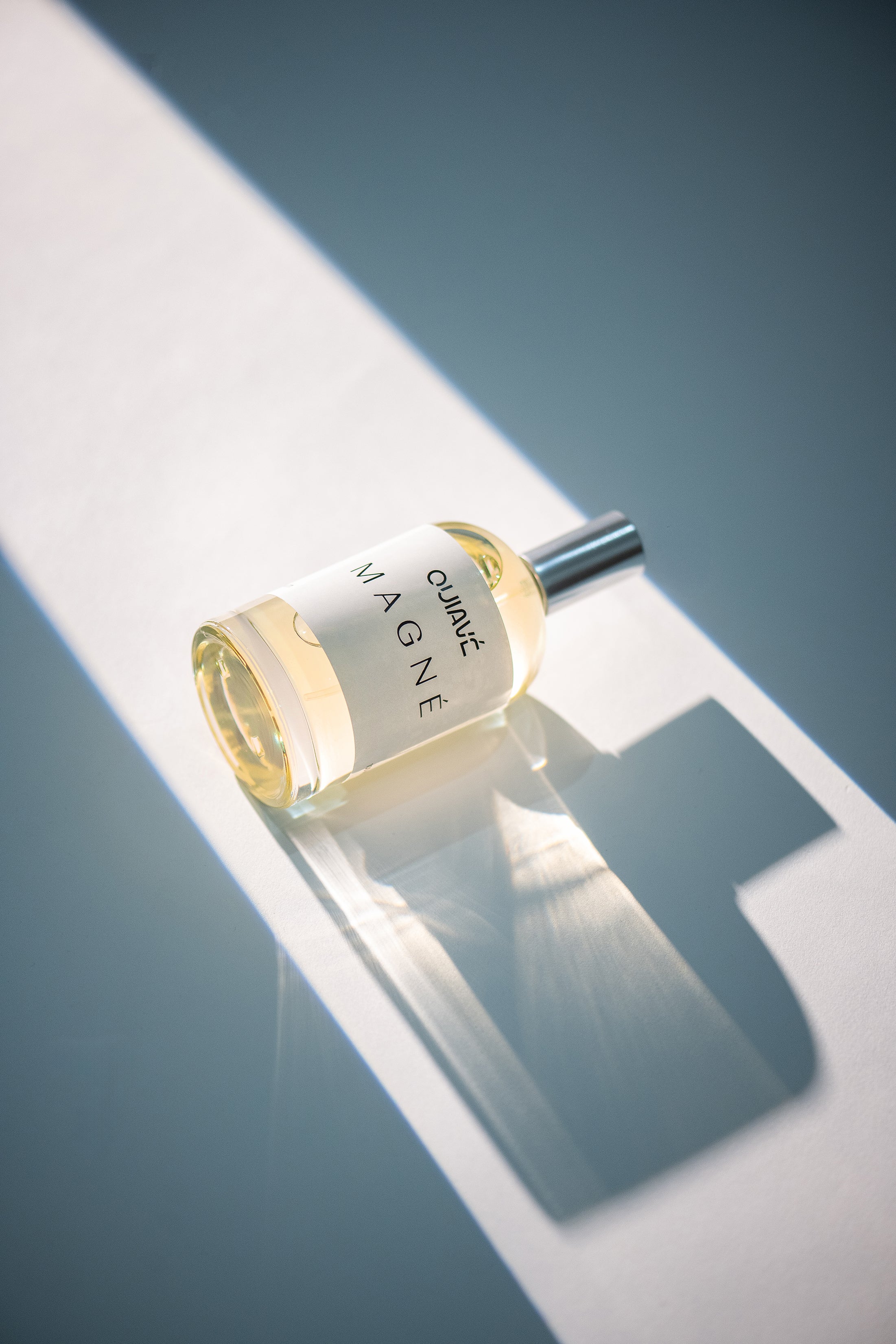 Perfume MAGNE de QUIAVE sobre luz y sombra